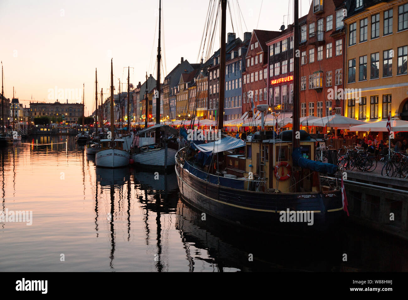 Copenhague Nyhavn - bateaux amarrés au coucher du soleil, le canal de Nyhavn, Copenhague Danemark Scandinavie Europe Banque D'Images