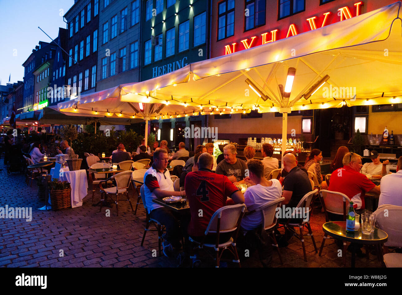 Restaurants de Copenhague- les gens de manger dehors à la nuit dans un restaurant, Nyhavn, Copenhague Danemark Europe Banque D'Images