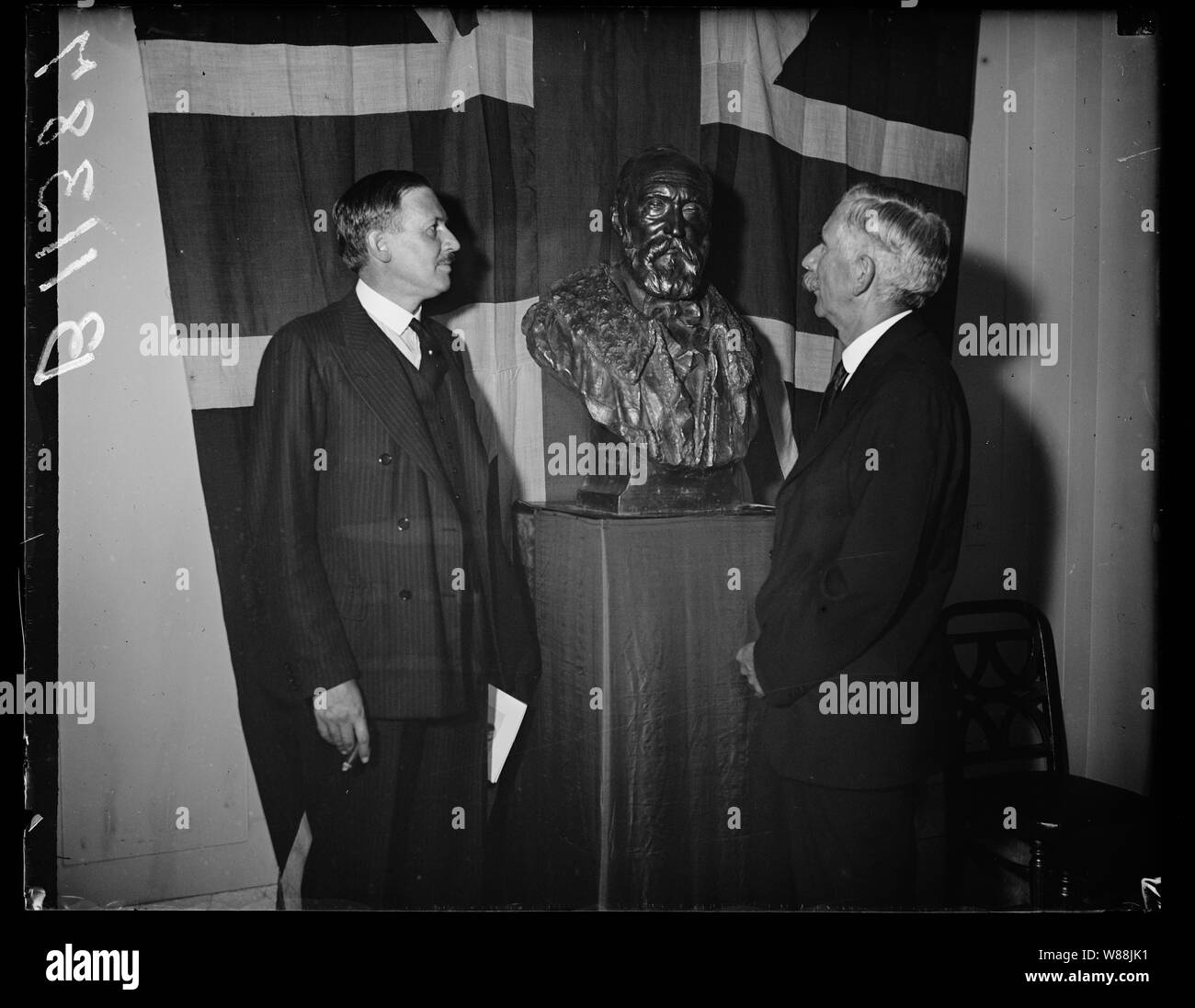 Père de la climatisation à l'honneur. Washington, D.C. le 8 octobre. Un buste en bronze de Lord Kelvin de Largs, xixe siècle scientifique qui a formulé les lois de la thermodynamique, a été présenté à la Smithsonian Institution aujourd'hui par des fonctionnaires de la population d'expression anglaise Lord Kelvin est reconnu comme le père de la réfrigération et de la climatisation. Sur la photo, le Dr C.G. Abbot, secrétaire de la Smithsonian Institution, est indiqué accepter le buste de V.A.L. Mallet, conseiller de l'ambassade britannique qui a fait la présentation au nom de l'Union européenne d'expression anglaise Banque D'Images