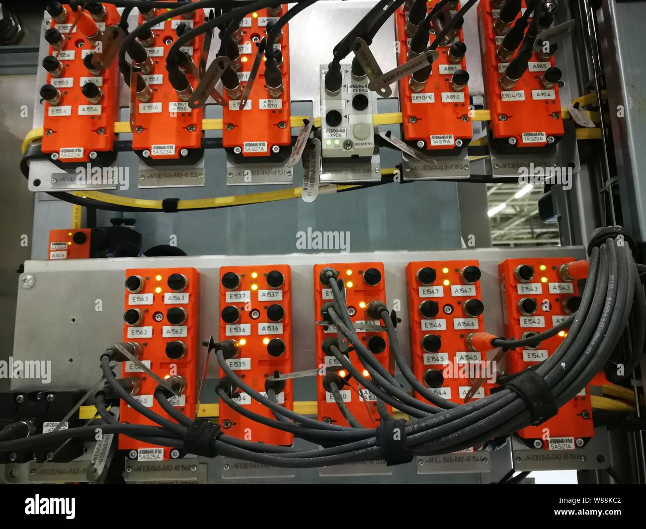 fils électriques connectés au boîtier d'alimentation de l'équipement de production. Chaque fil a son propre numéro. Banque D'Images