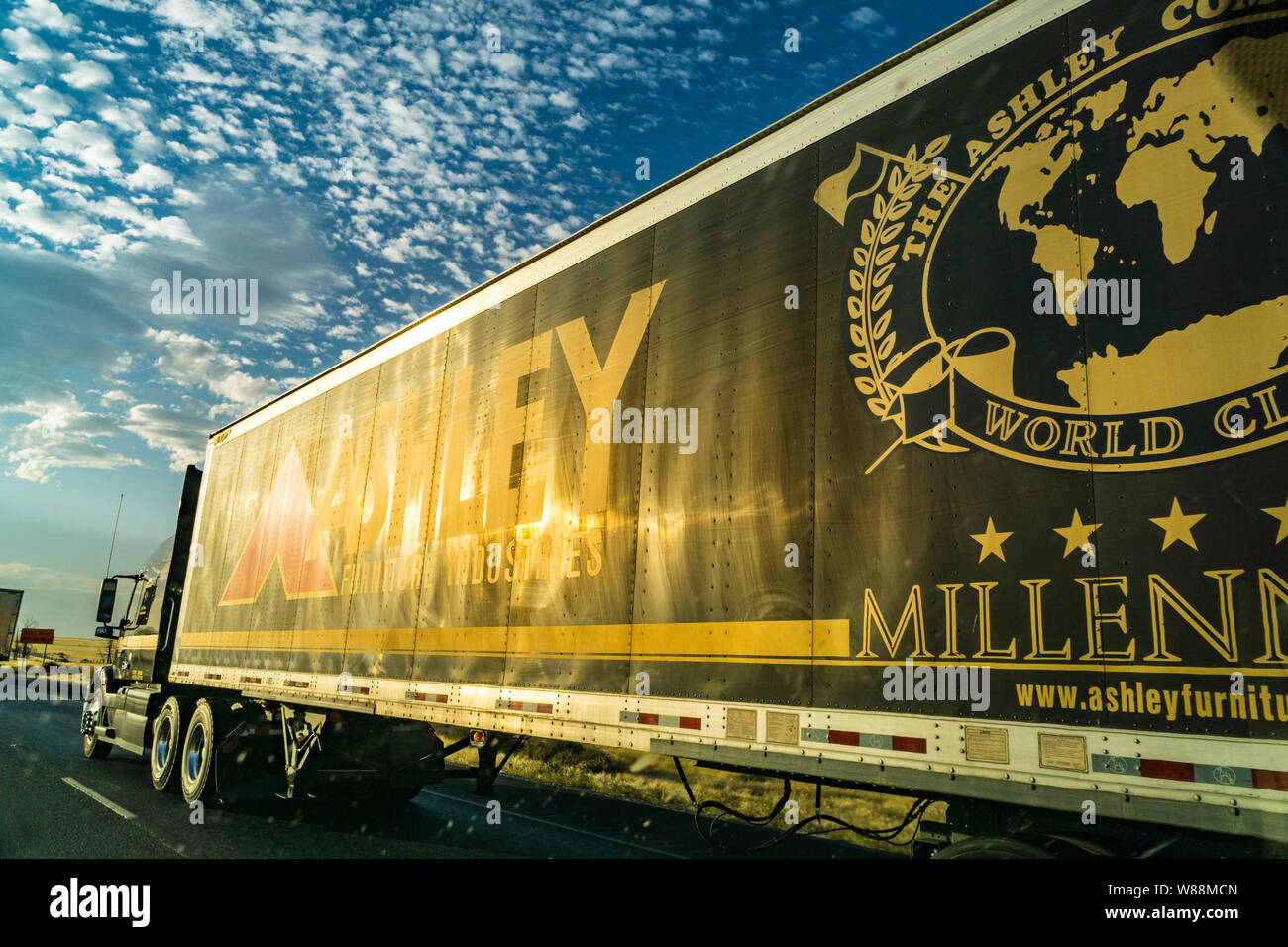 Un camion de meubles Ashley voyages vers le sud de l'interstate 5 dans la vallée centrale de la Californie Banque D'Images