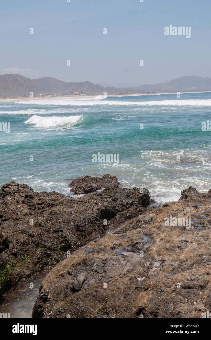 Mer et vagues dans un matin ensoleillé à la plage de Los Cerritos, Todos Santos, Baja California Sur. Le Mexique Banque D'Images