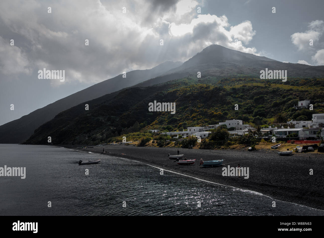 Le volcan de Stromboli vu du port avec la couverture des nuages. Sicile, Italie. Banque D'Images