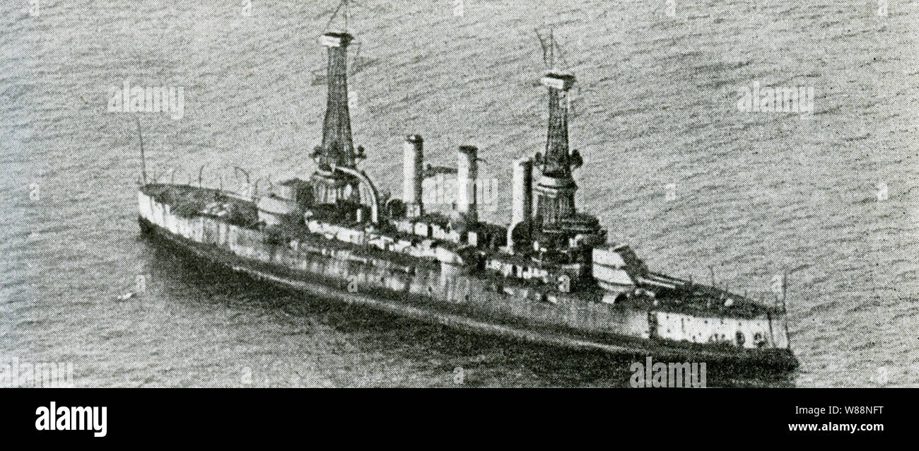 Cette photo remonte à septembre 5, 1923. Le sous-titre suivant : ce qu'un bombardier de l'air peut faire pour un cuirassé : Le cuirassé condamné Virginie - Sept minutes avant midi. C'était juste avant qu'une bombe a explosé en 1100 livres à côté. Elle a coulé en 20 minutes. En 1922, le ministère de la guerre des États-Unis a classé la Virginie comme un navire cible pour des tests de bombardement, avec son sister-ship l'USS New Jersey. Le New Jersey a été bombardé et coulé d'abord et ensuite la Virginie. Banque D'Images