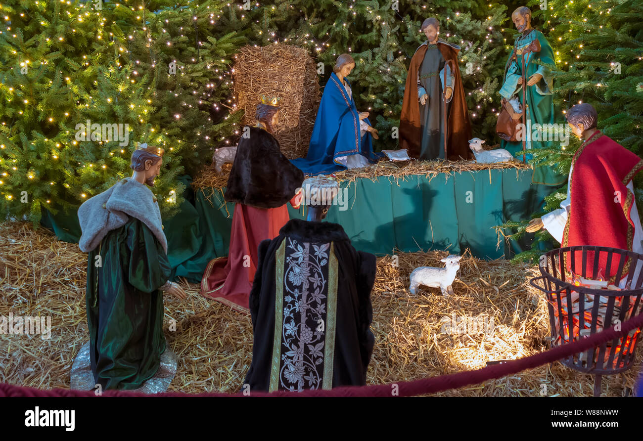 Gand, Belgique - 16 décembre 2018 : exposition crèche de chiffres représentant la naissance de Jésus à Noël dans la Cathédrale Saint-Bavon. Banque D'Images