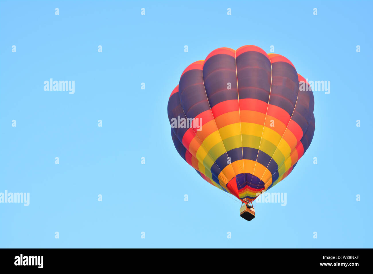 Colorful ballons à air chaud en vol au dessus de ciel bleu Banque D'Images