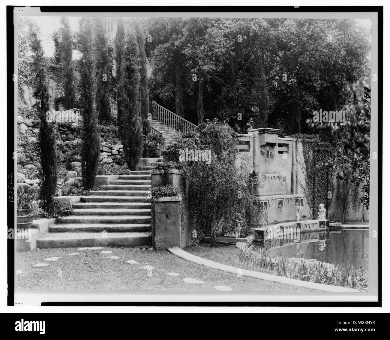 Il Paradiso, Mme Dudley Peter Allen house, 1188 Hillcrest Avenue, Oak Knoll, Pasadena, Californie. Bas jardin escaliers Banque D'Images
