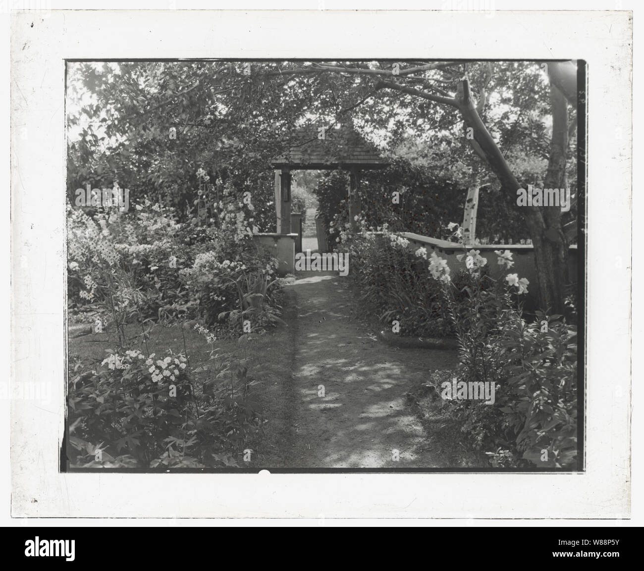 Indian Ridge, le Dr Francis Évêque Harrington House, 166 Argilla Road, Ipswich, Massachusetts. La voie de l'garden seat Banque D'Images