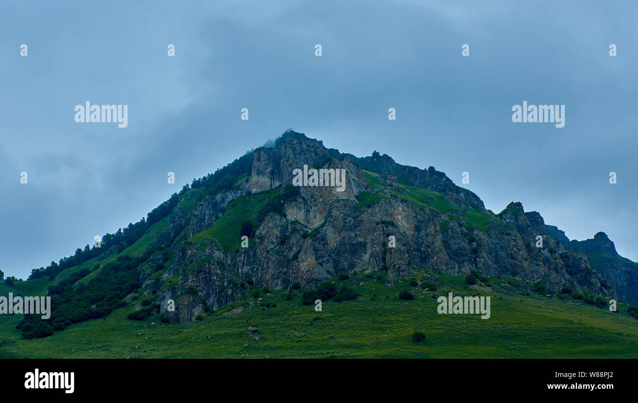 Une chaîne de montagnes sous des nuages orageux. La Russie Banque D'Images
