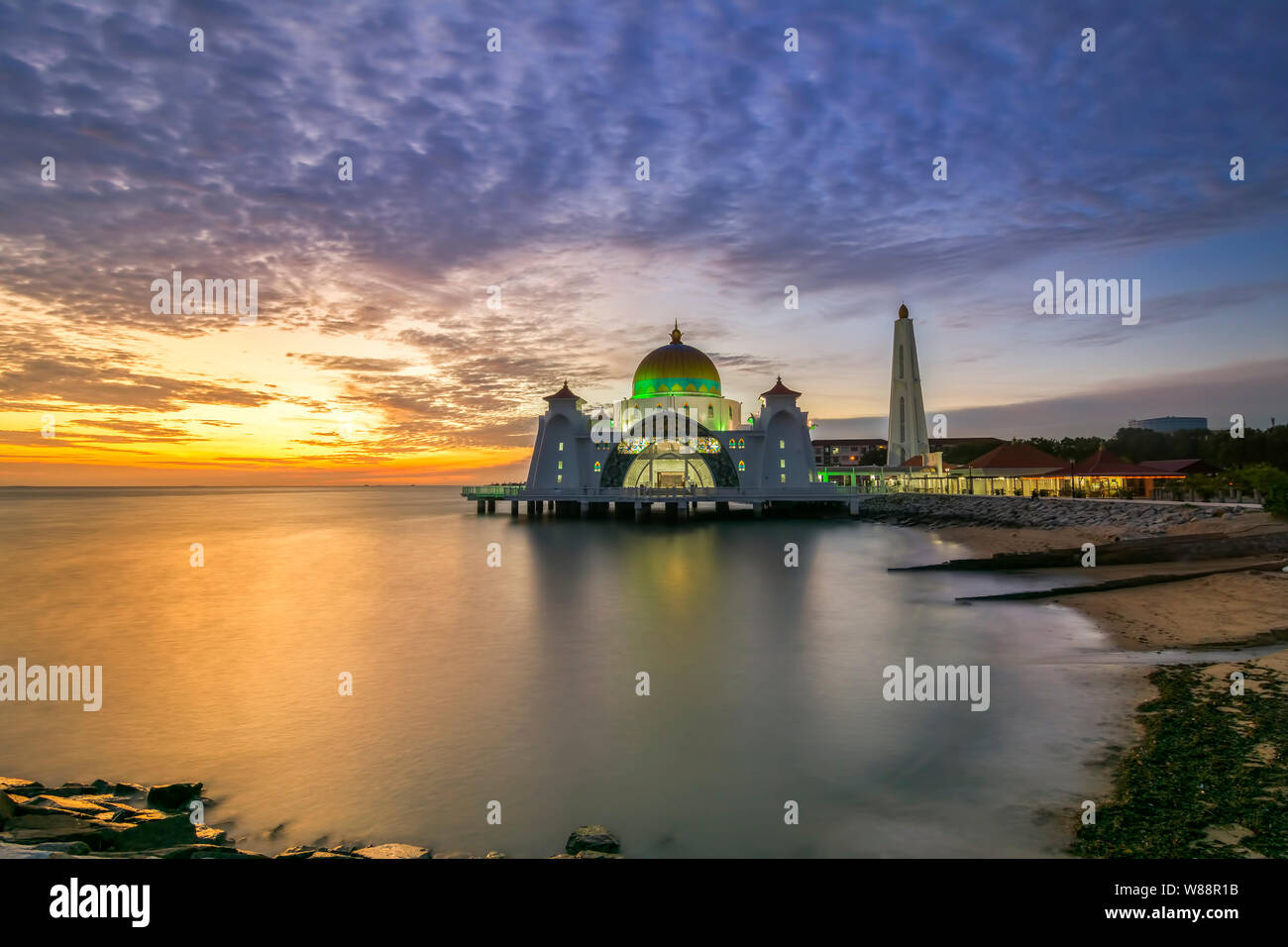 Coucher de moments, à Détroit de Malacca ( mosquée Masjid Selat Melaka), c'est une mosquée située sur l'île près de la ville de Malacca Malacca, Malaisie Banque D'Images