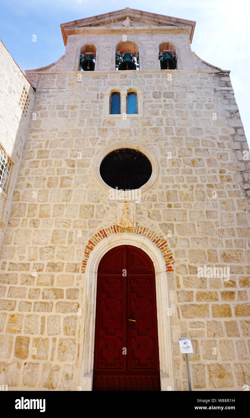 Pag, Croatie, le 8 juillet 2019. Clocher et porte du monastère bénédictin de Saint Marguerite dans la ville de Pag, sur l'île croate de Pag Banque D'Images