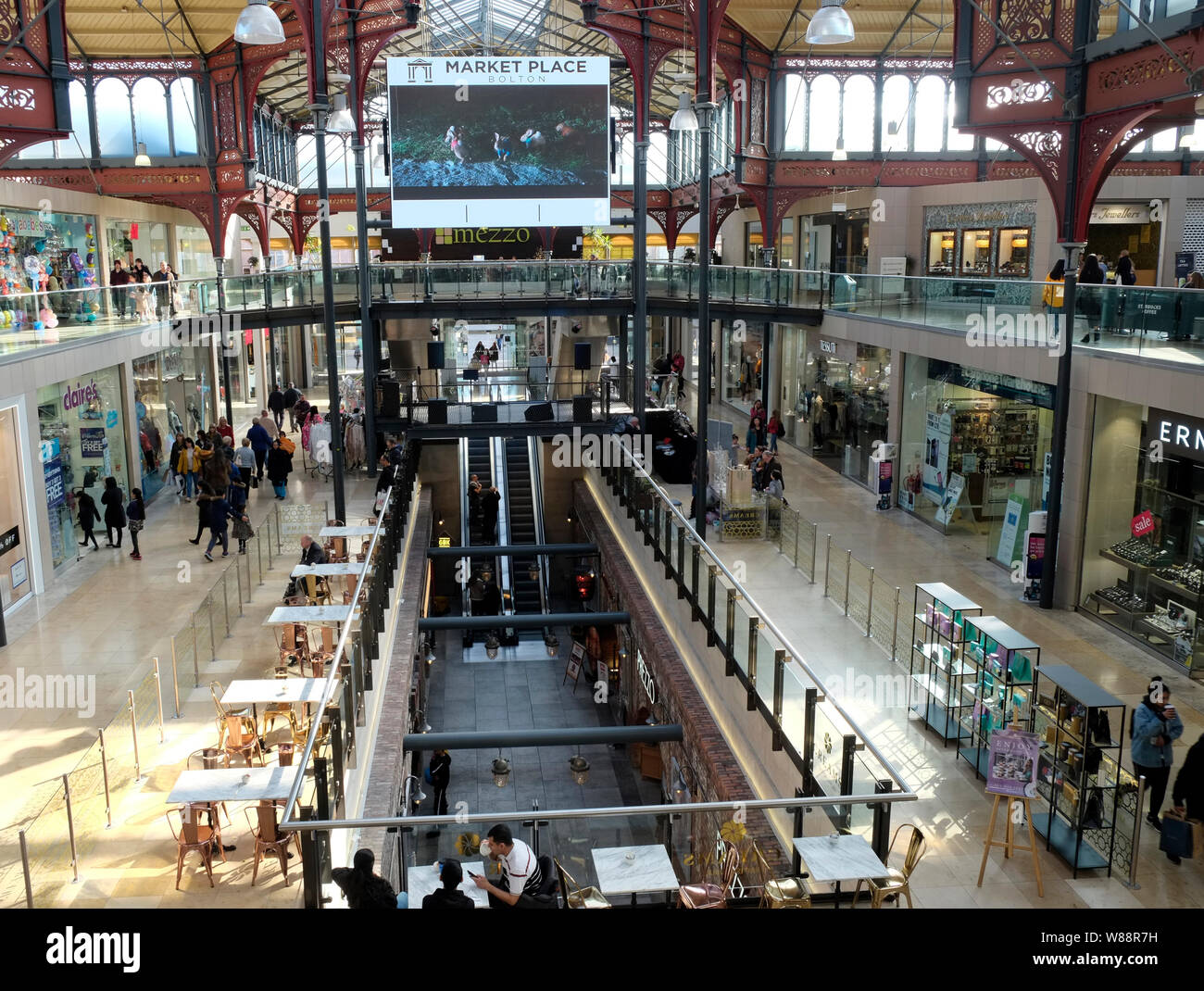 Bolton Place du marché qui a été converti en un centre commercial moderne conserve l'original Victorian ferronnerie d La Halle. photo DON TONGE Banque D'Images