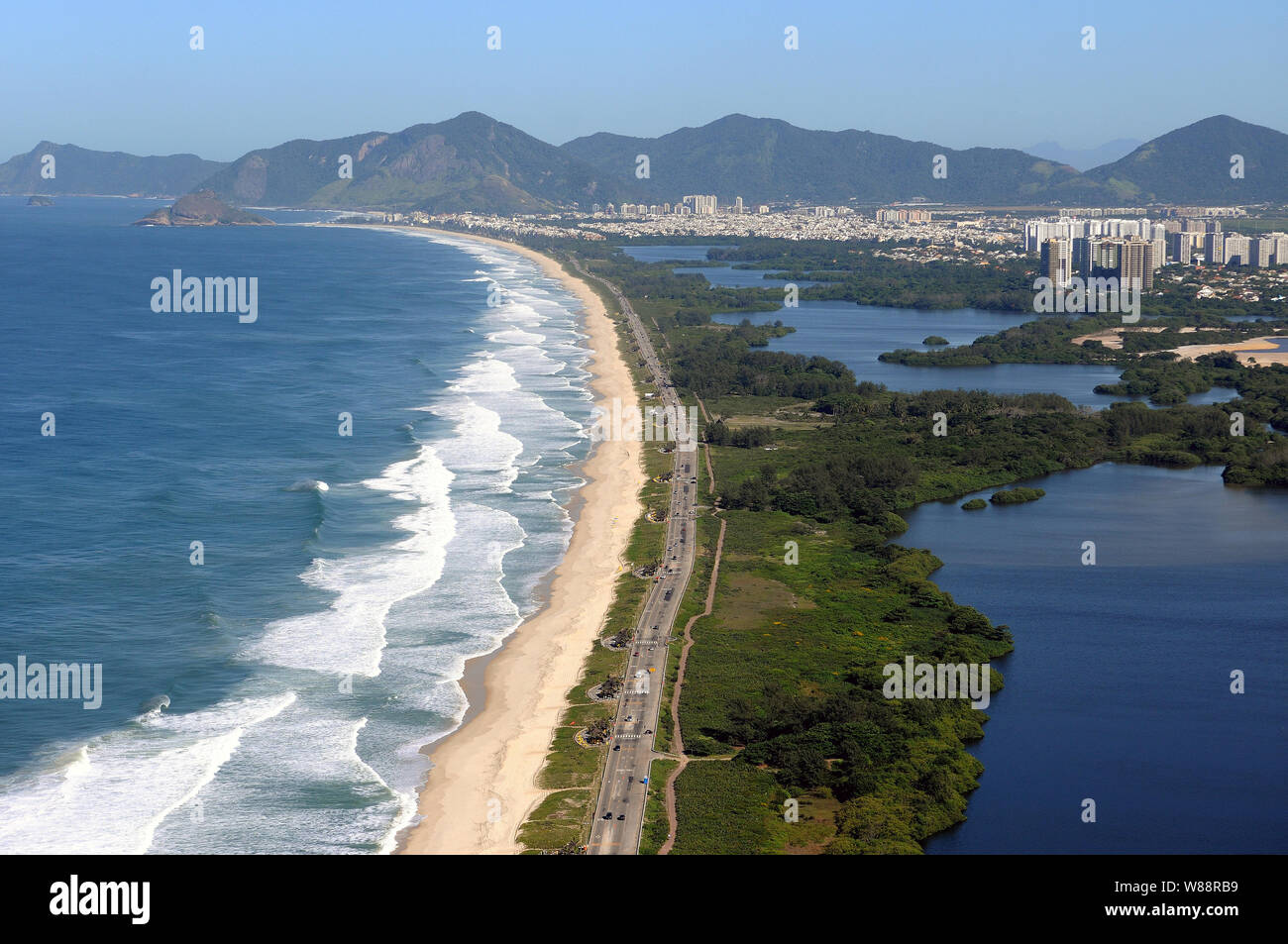 Photo aérienne de la plage de la réserve avec la lagune Marapendi, situé dans la zone ouest de la ville de Rio de Janeiro, Brésil. Banque D'Images