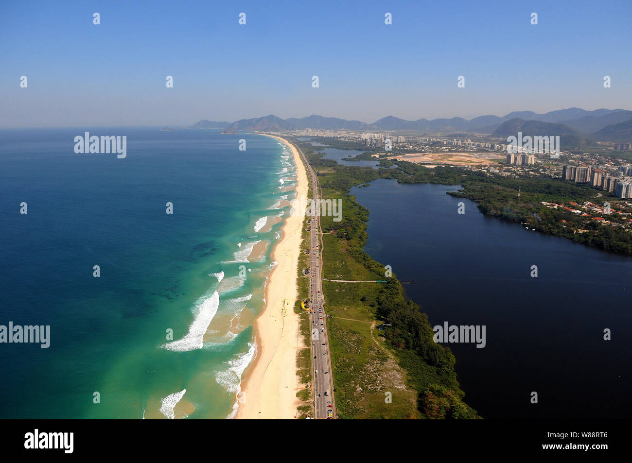 Photo aérienne de la plage de la réserve avec la lagune Marapendi, situé dans la zone ouest de la ville de Rio de Janeiro, Brésil. Banque D'Images