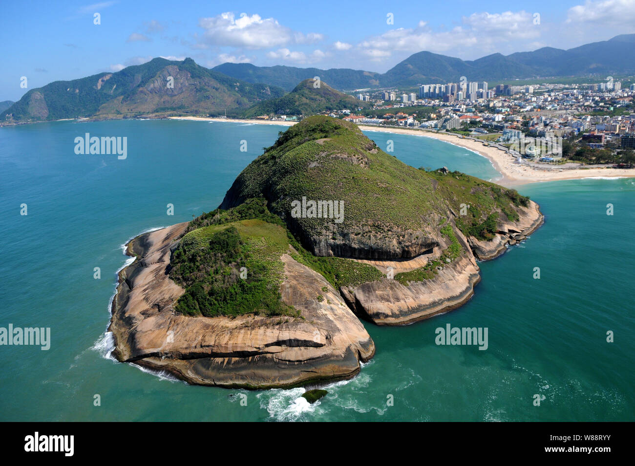 Photo aérienne de Pedra do Pontal, situé dans le quartier de Recreio dos Bandeirantes dans la partie ouest de la ville de Rio de Janeiro, Brésil. Banque D'Images