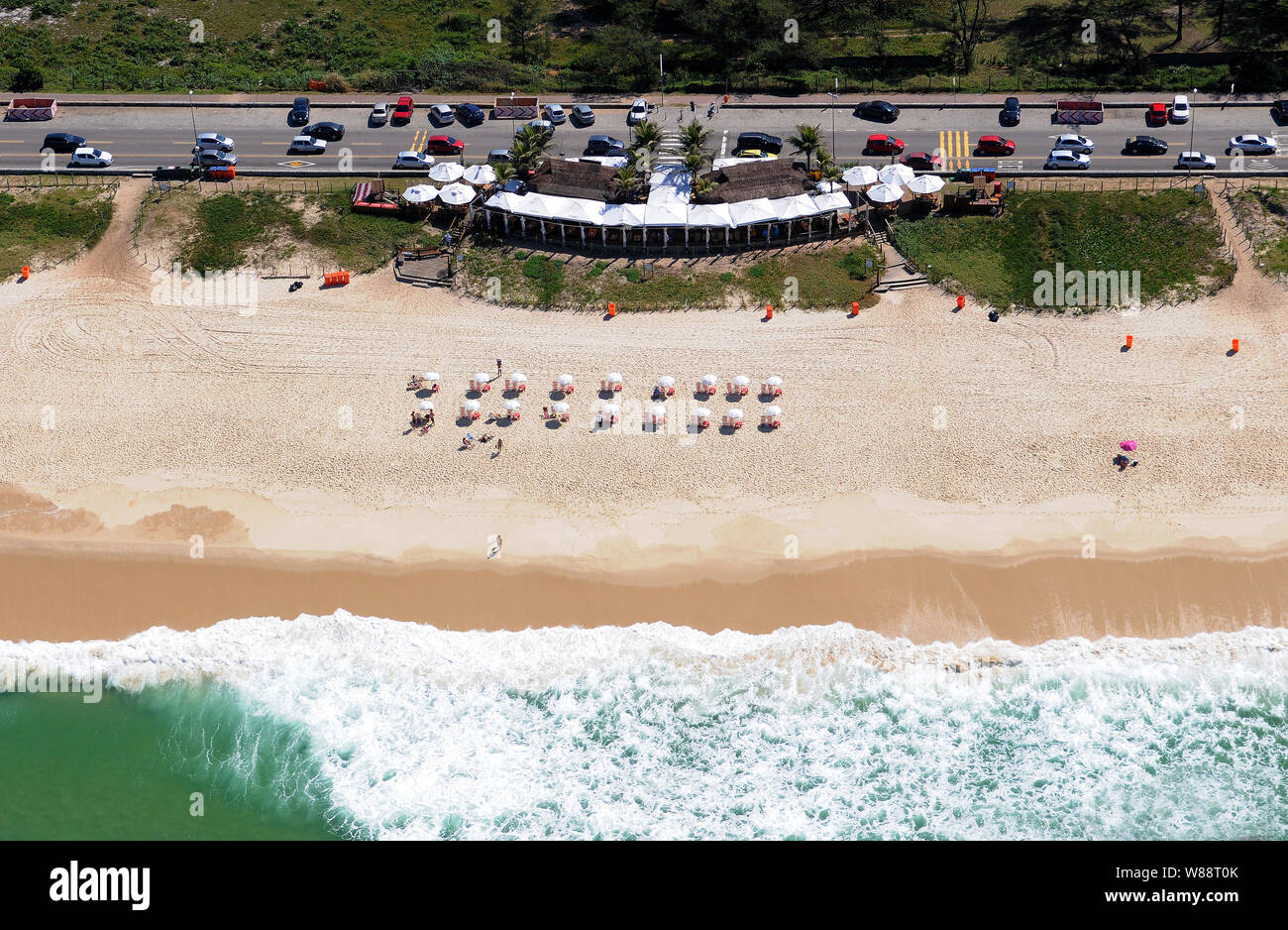Photo aérienne de la plage avec remorques et reserva cabines de plage. Situé dans la zone ouest de la ville de Rio de Janeiro, Brésil. Banque D'Images