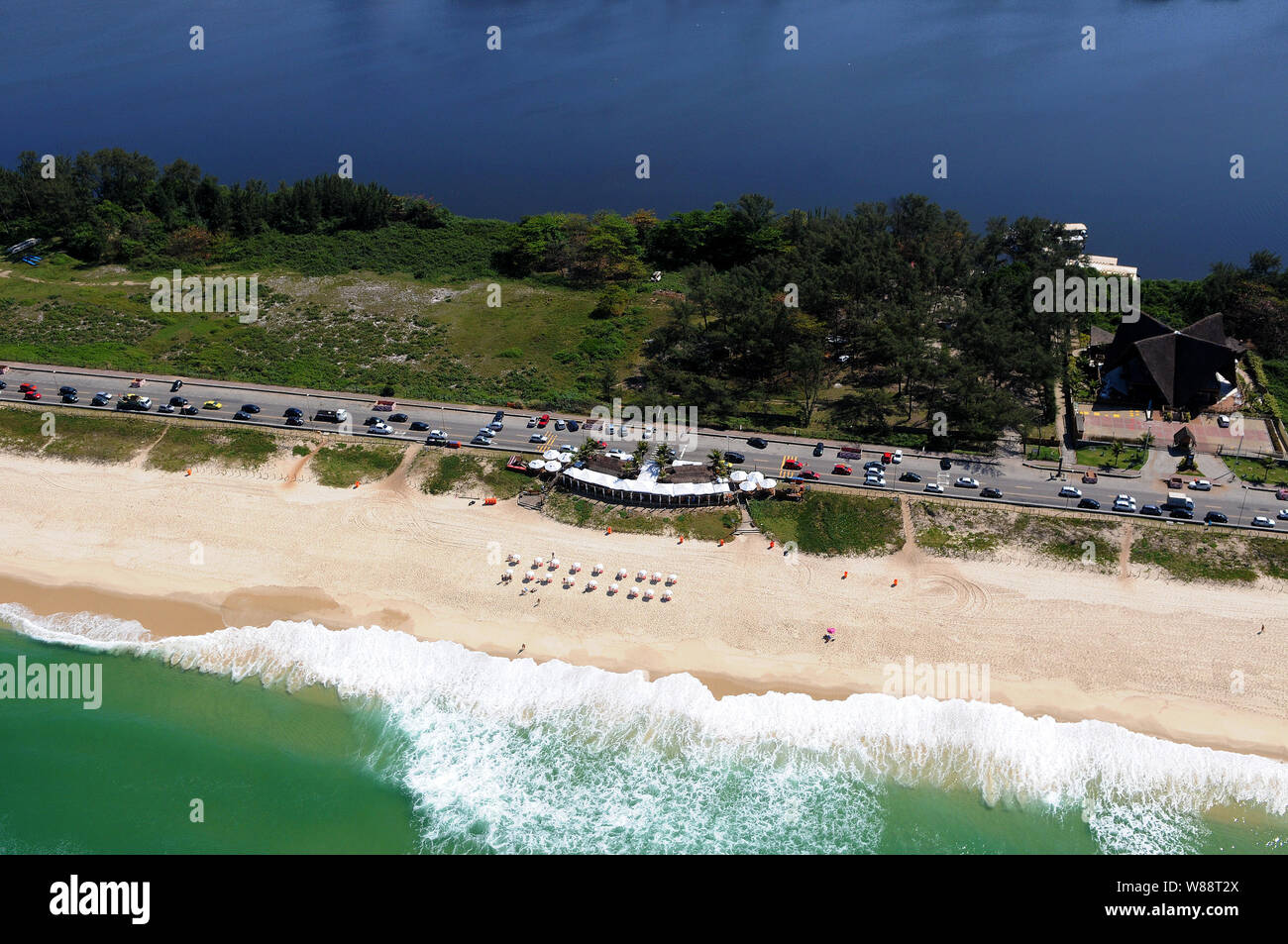 Photo aérienne de la plage avec remorques et reserva cabines de plage. Situé dans la zone ouest de la ville de Rio de Janeiro, Brésil. Banque D'Images