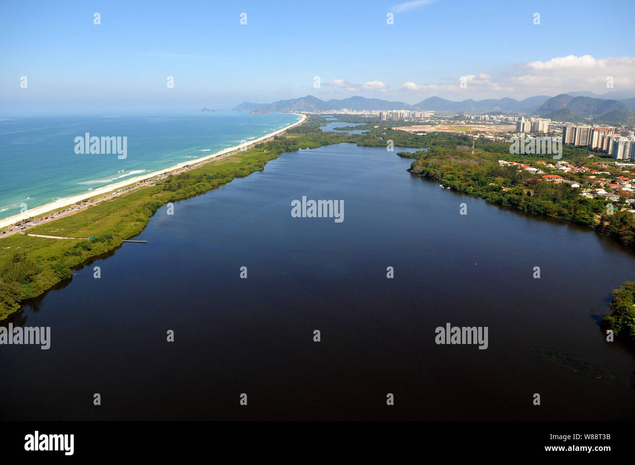 Photo aérienne de la plage de la réserve avec la lagune Marapendi, situé dans la zone ouest de la ville de Rio de Janeiro, Brésil. Banque D'Images