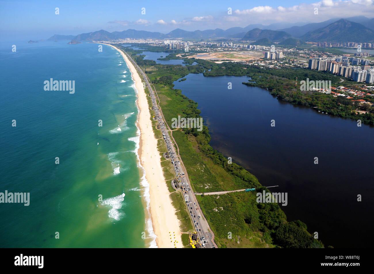 Photo aérienne de la plage de la réserve avec la lagune Marapendi, situé dans la zone ouest de la ville de Rio de Janeiro, Brésil. Banque D'Images