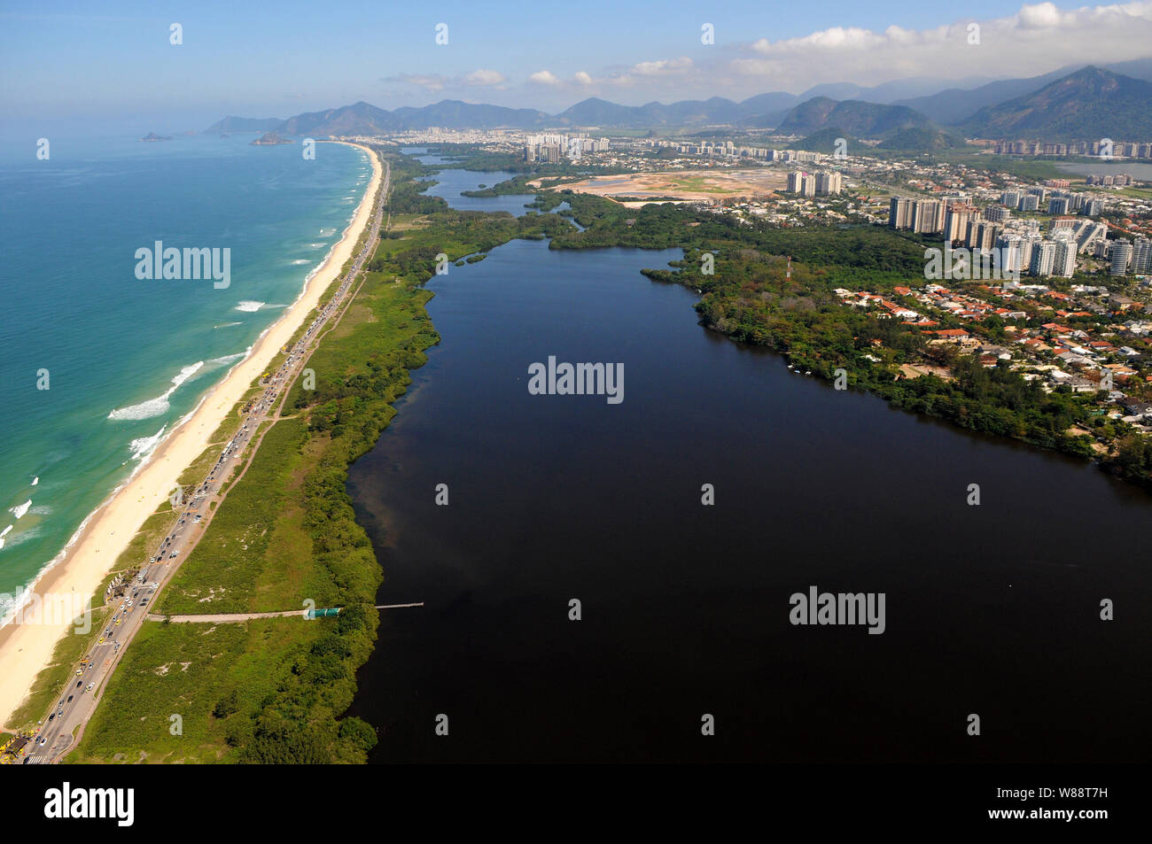 Photo aérienne de la plage de la réserve avec la lagune Marapendi, situé dans la zone ouest de la ville de Rio de Janeiro, Brésil. Banque D'Images