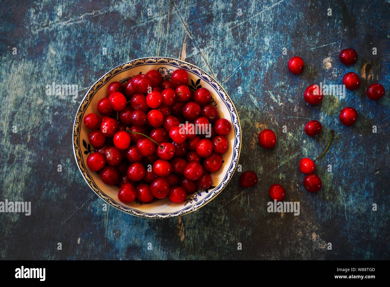 Les cerises dans un bol. Banque D'Images