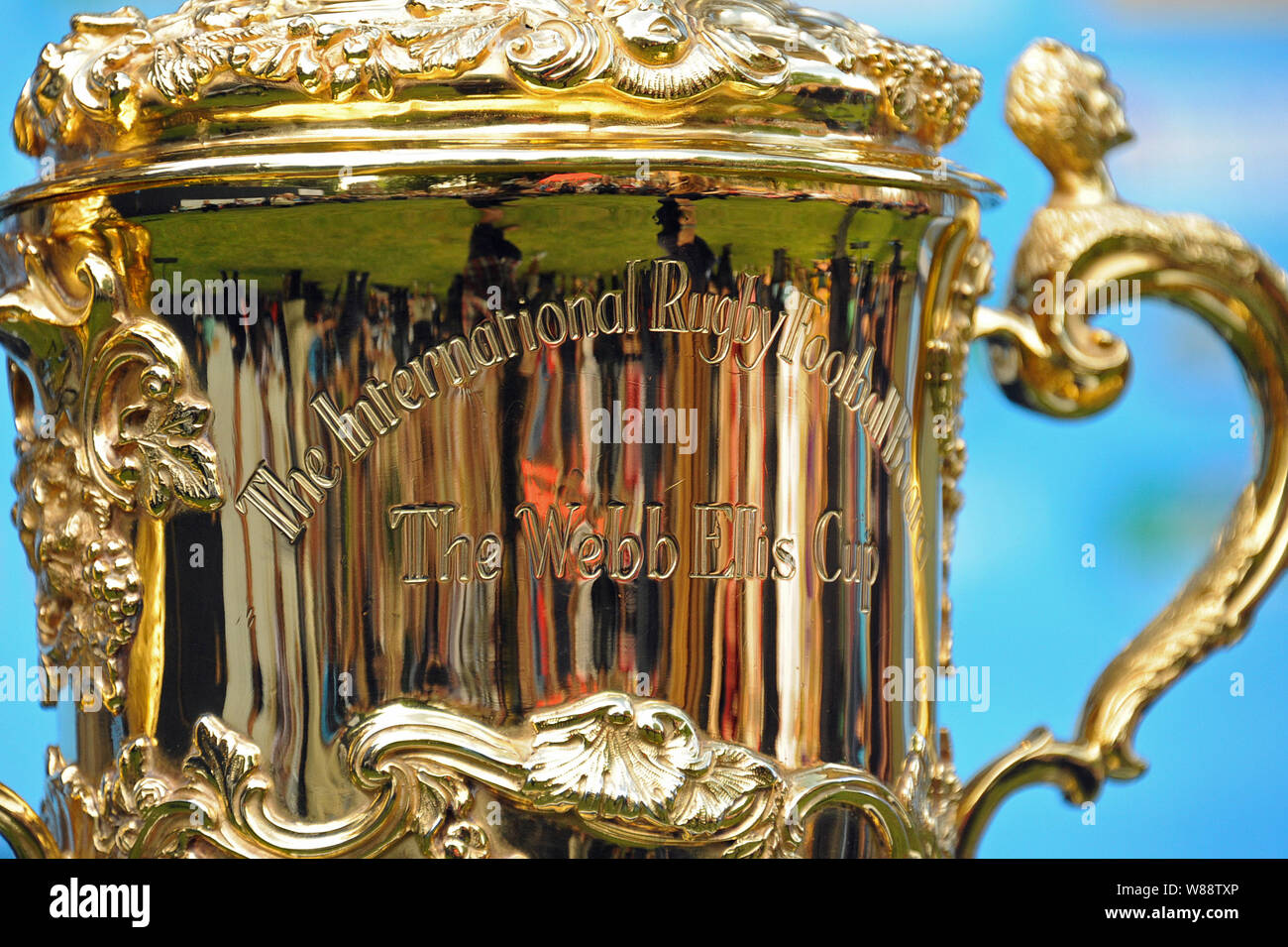 Coupe du Monde de Rugby sur l'affichage à la Cathédrale de Hereford - La Coupe Webb Ellis. Banque D'Images