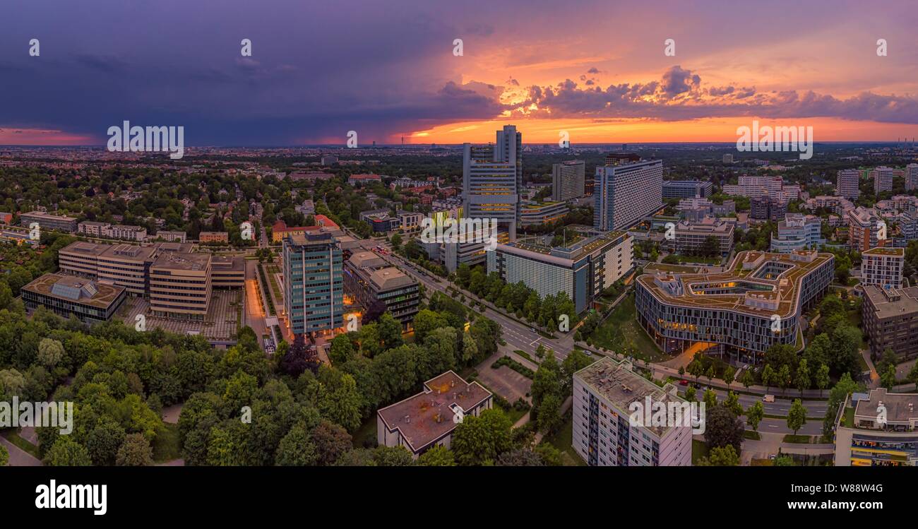 Munich de birds eye view, un droneshot dans la puissante soirée, Bavière, Allemagne. Banque D'Images