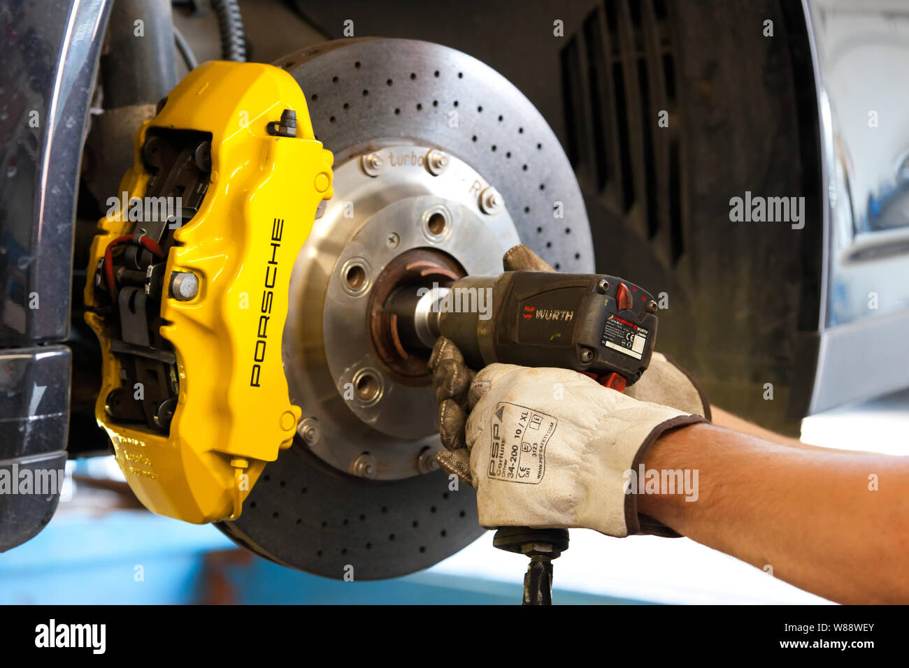 Disque de frein en céramique avec étrier jaune monté sur l'essieu avant  d'une porsche turbo Photo Stock - Alamy