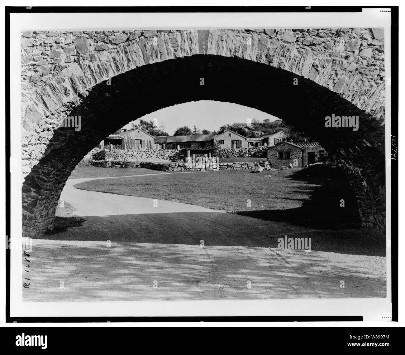 Surprise Valley Farm, Arthur James Curtiss propriété, Beacon Hill Road, Newport, Rhode Island. Cottages en pierre par archway Banque D'Images