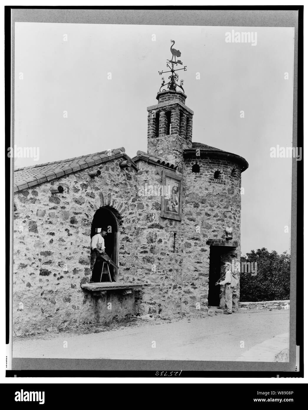 Surprise Valley Farm, Arthur James Curtiss propriété, Beacon Hill Road, Newport, Rhode Island. Ouvriers sciage dans atelier de menuiserie Banque D'Images