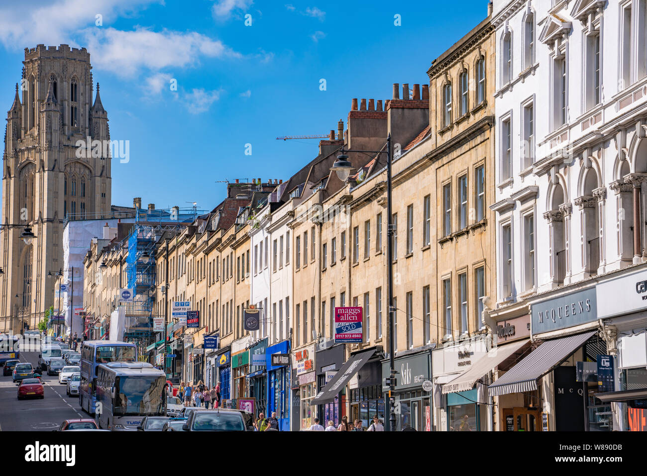 Vue sur le parc de bâtiments de la rue et la Tour Cabot dans le centre-ville de Bristol, Royaume-Uni Banque D'Images