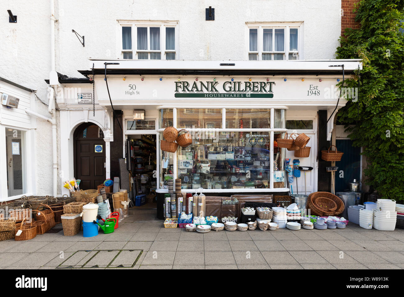 Market Harborough, Leicestershire, UK : Boutique de matériel de style traditionnel. Une large gamme de produits sont visibles dans la fenêtre et sur le trottoir à l'extérieur. Banque D'Images
