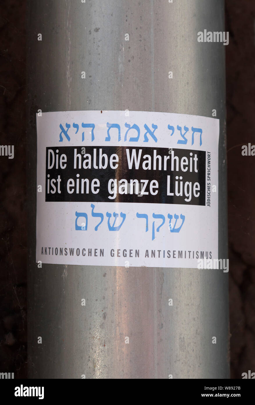 La demi-vérité, c'est tout un mensonge, proverbe juif, un autocollant à Berlin Banque D'Images