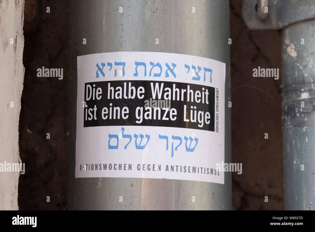 La demi-vérité, c'est tout un mensonge, proverbe juif, un autocollant à Berlin Banque D'Images