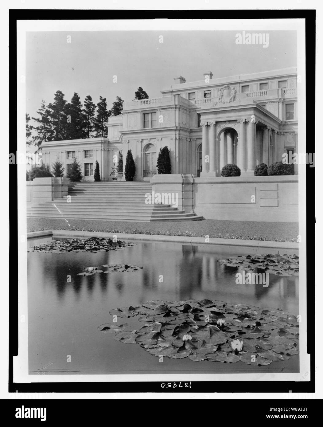 Charles Templeton Crocker, Uplands House, 400 Route d'Uplands, Hillsborough, en Californie. Vue d'un miroir d'eau Banque D'Images