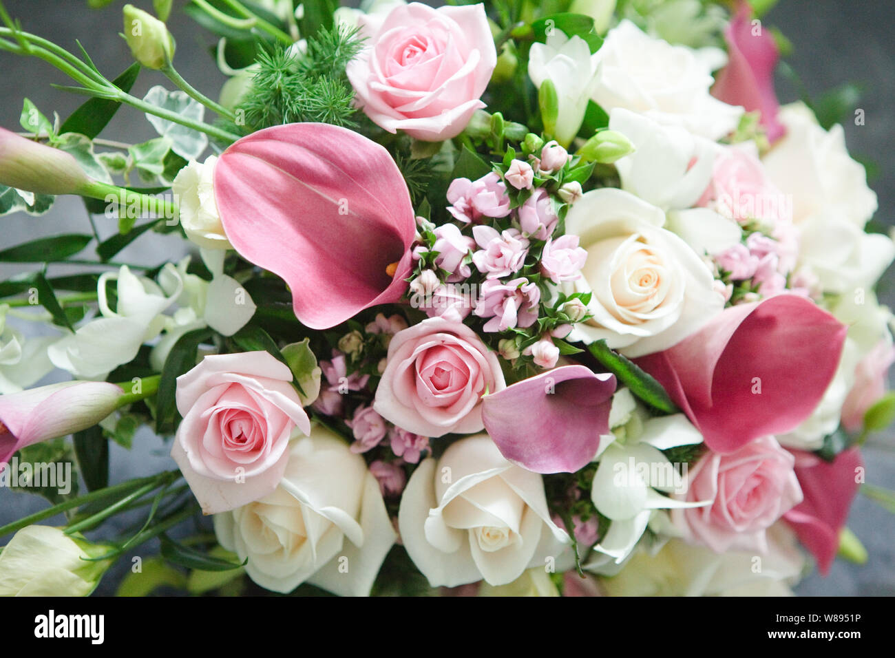 Des fleurs de mariage - Rose Blanche et Rose Bouquet Calla Photo Stock -  Alamy