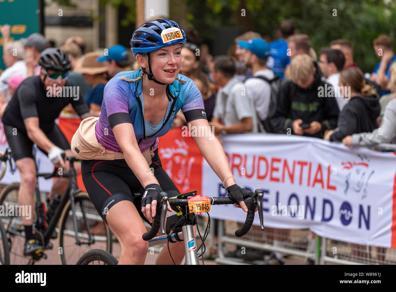 Jennifer Milburn Prudential RideLondon London Surrey 100. Un cycle sportif de 100 milles à partir de Londres, en direction de Surrey et de finition La Mall Banque D'Images