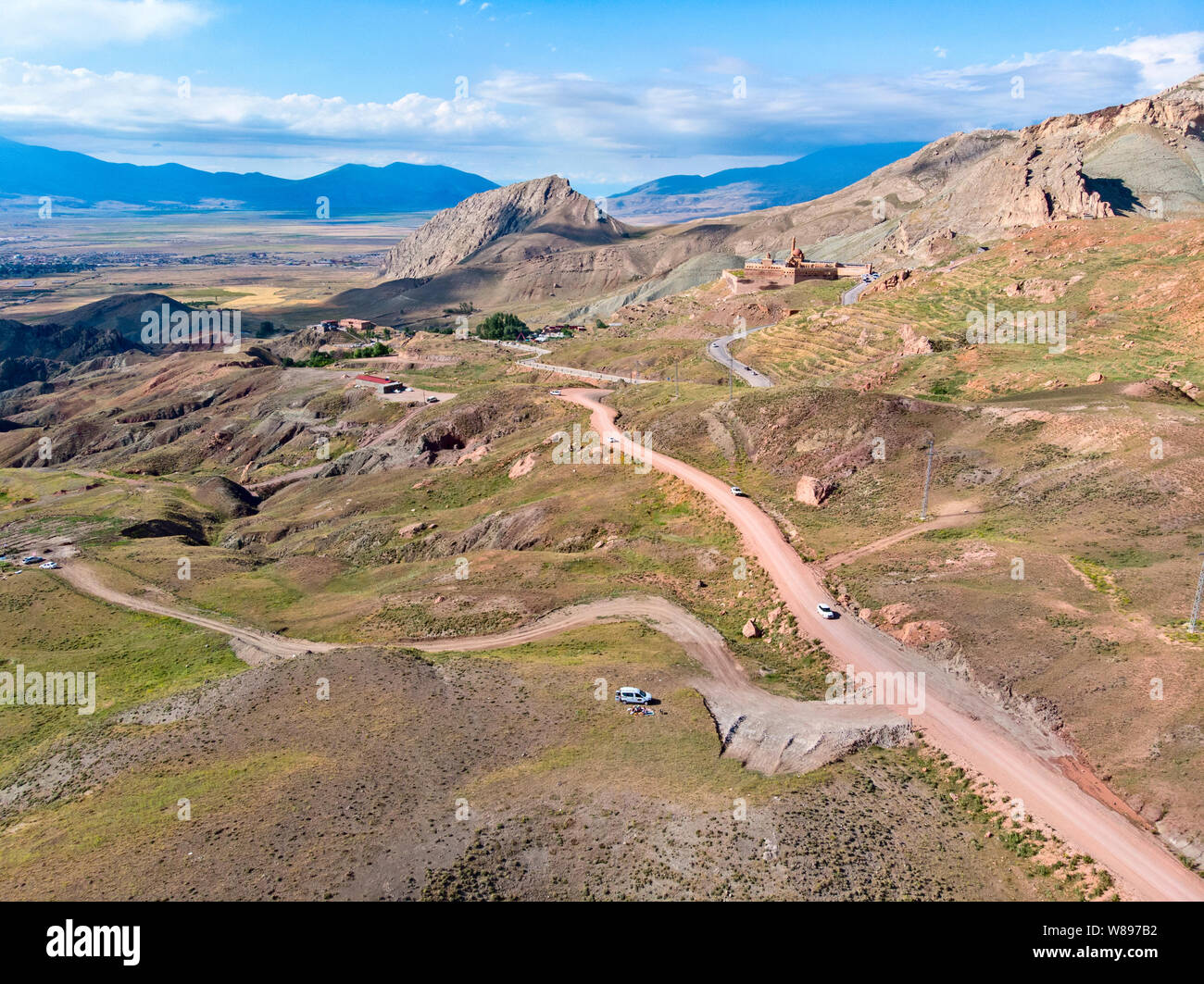 Vue aérienne de chemins de terre sur le plateau autour du Mont Ararat, chemins de terre et de paysages à couper le souffle, routes sinueuses, pics rocheux et les collines. La Turquie Banque D'Images