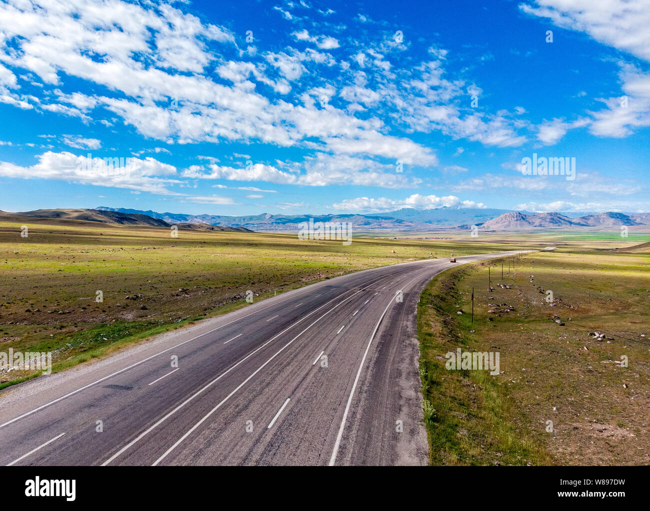 Vue aérienne de la route menant à Igdir de Dogubayazit. Autour du plateau du mont Ararat, montagnes et collines. La Turquie de l'est sur la frontière avec l'Arménie Banque D'Images