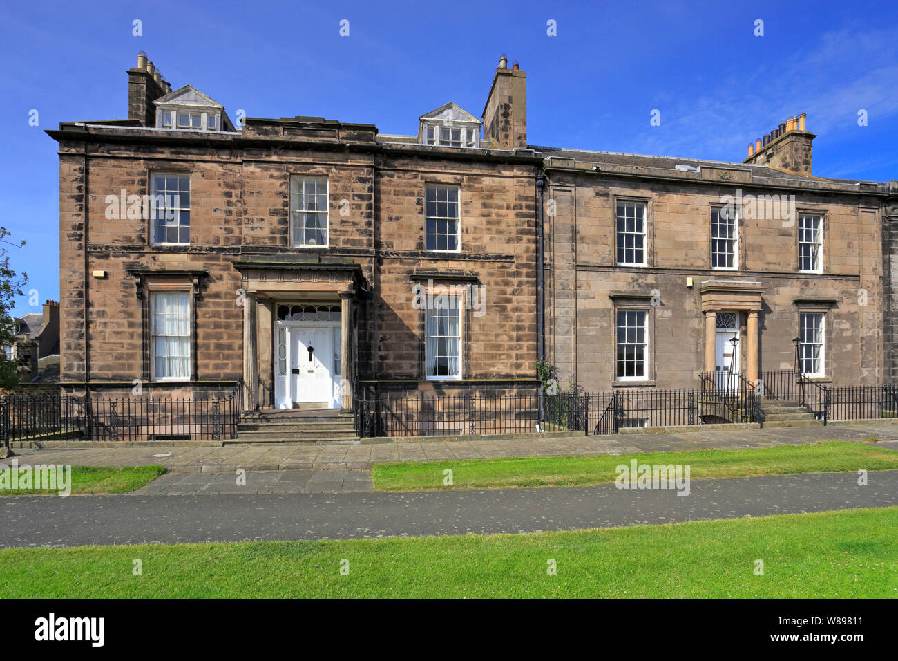 Maisons géorgiennes sur Wellington exposée sur les murs de la période élisabéthaine à Berwick upon Tweed, Northumberland, England, UK. Banque D'Images