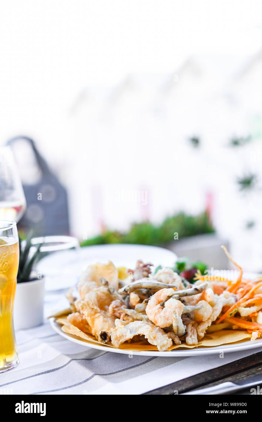 Mélange de fruits de mer frits. Déjeuner de fruits de mer au restaurant. Des plats italiens traditionnels. Les crevettes, les calmars et les petits poissons frits Banque D'Images