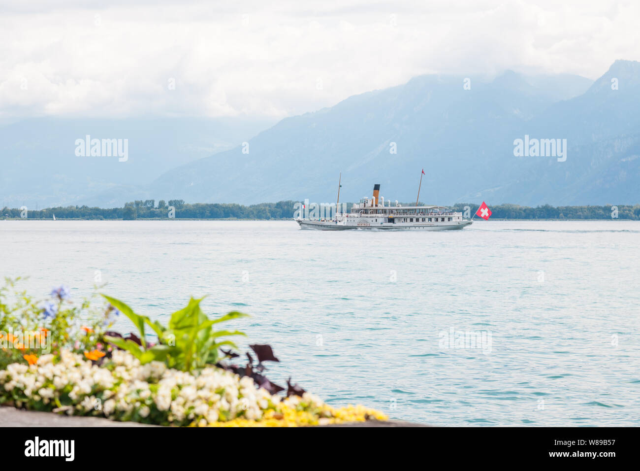 La palette traditionnelle restaurée steamboat Montreux croisière sur le lac de Genève (Lac Léman) avec des fleurs d'été le long de la promenade de Montreux, Vaud, Suisse Banque D'Images