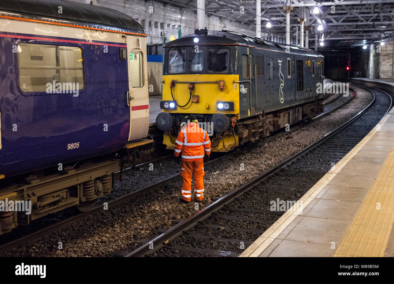 Les directeurs liées sur le conducteur de la locomotive 0443 Édimbourg - Aberdeen partie de la Caledonian sleeper 2116 train de Londres Euston Banque D'Images