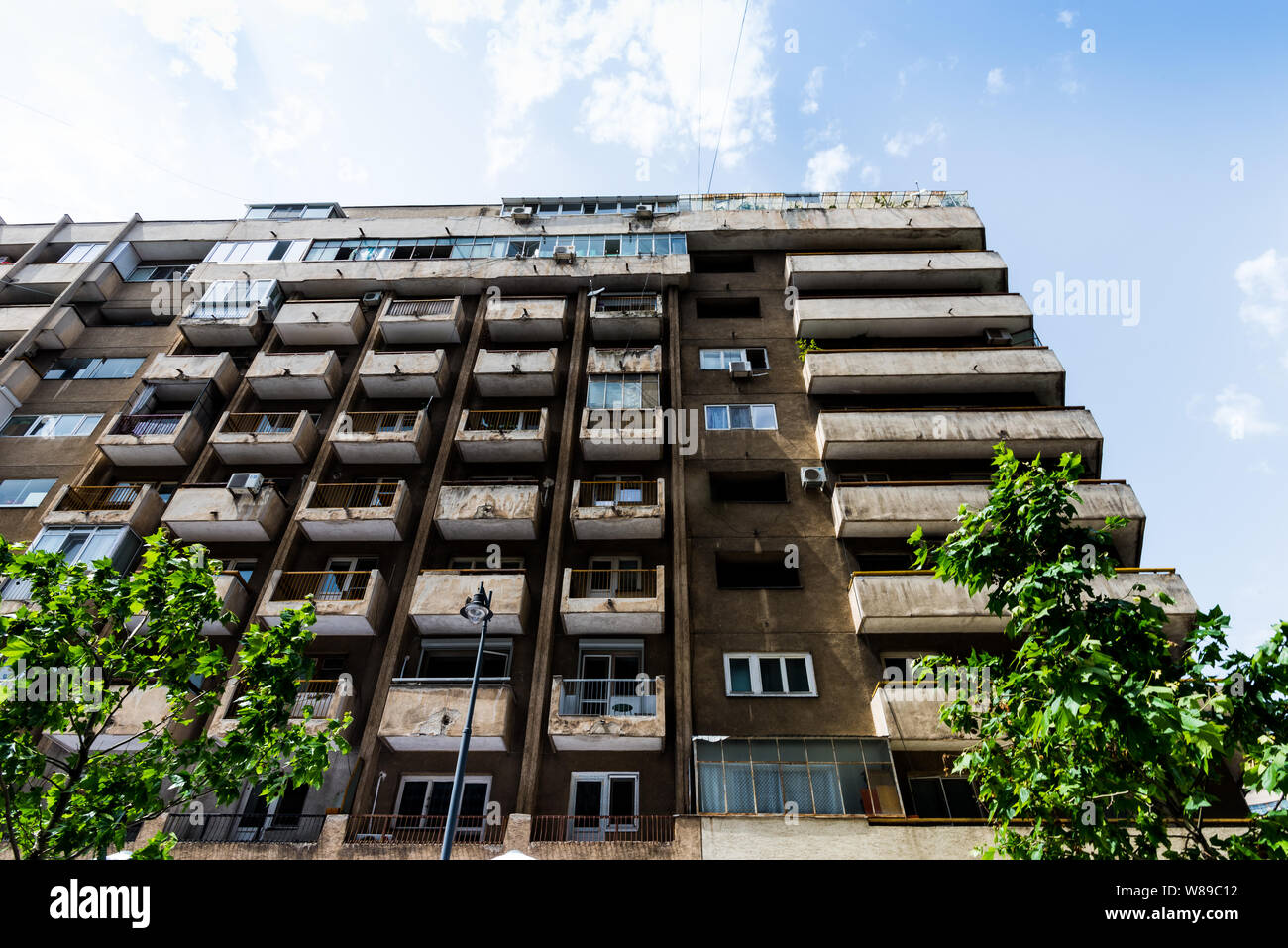 Un ancien bâtiment d'appartements de l'époque communiste près du centre de Bucarest Banque D'Images