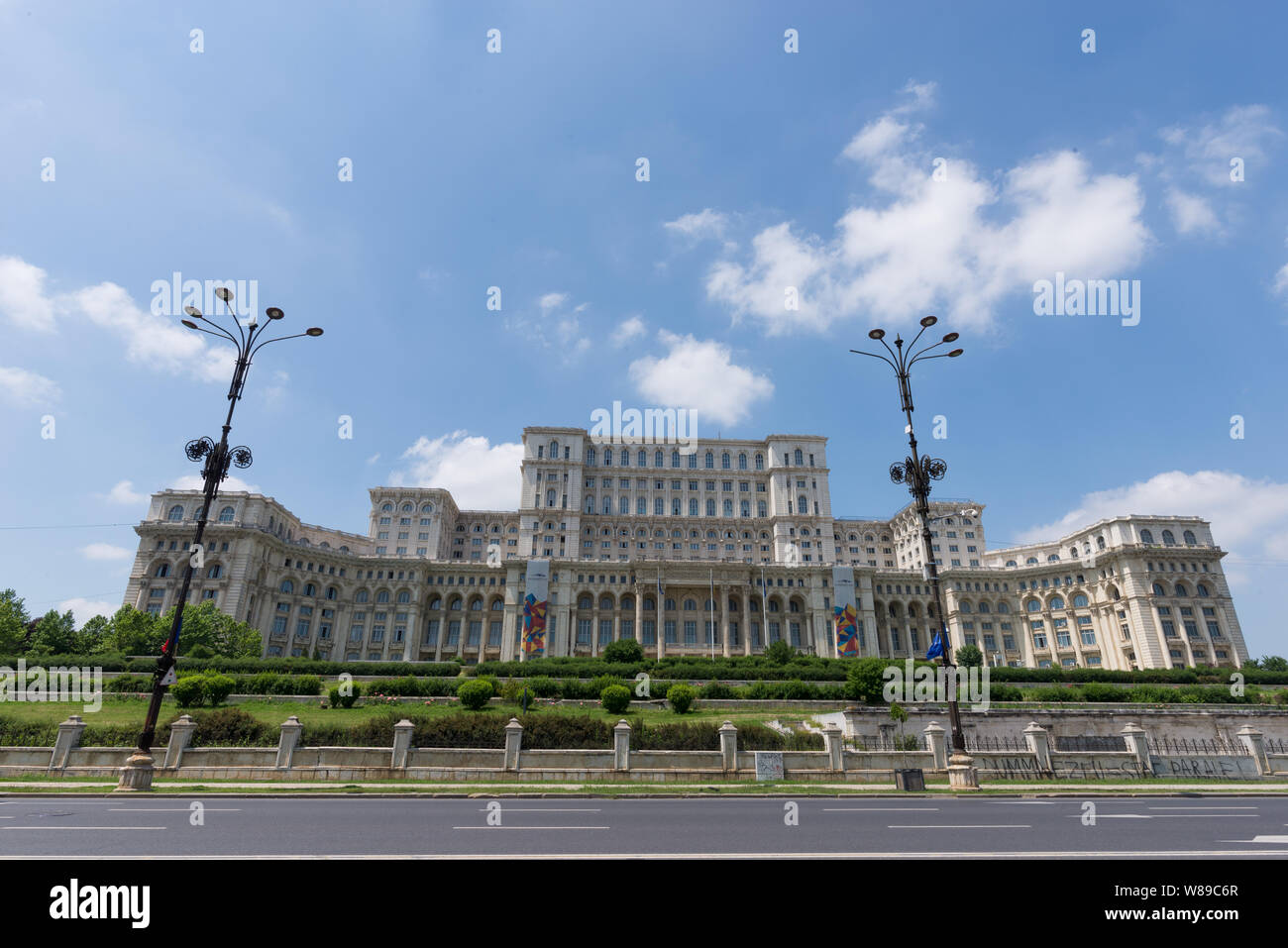 Situé dans le centre de Bucarest, le Palais du Parlement a été construit dans un style néoclassique pendant une période de difficultés économiques élevées en Roumanie. Banque D'Images