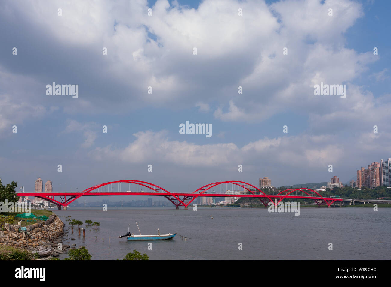 Une vue sur le pont de Guandu, arc rouge long pont au-dessus de la rivière Tamsui, vu de l'Haishijie Lookout, Bali District, Taipei, Taiwan Banque D'Images