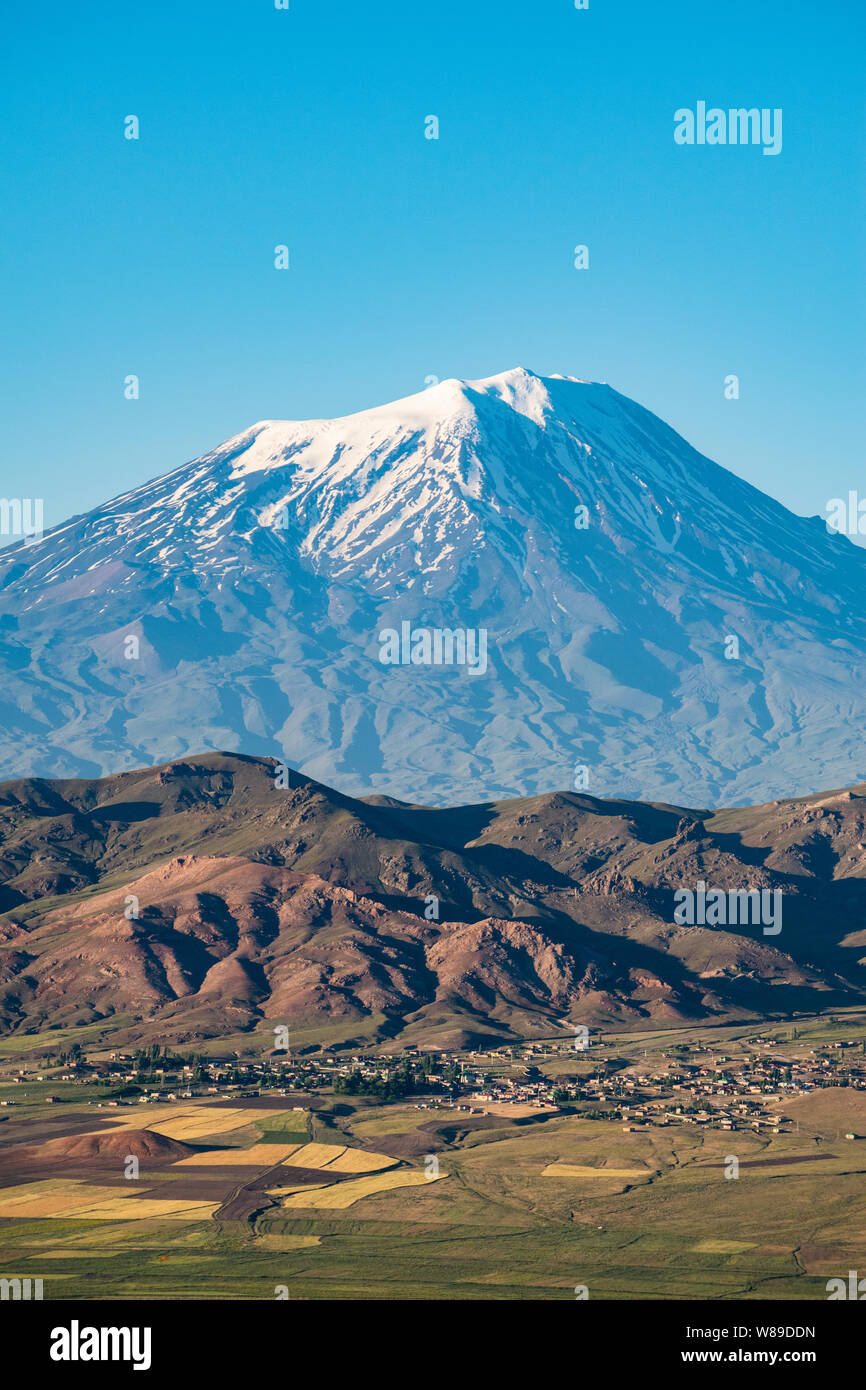 Le mont Ararat, Agri Dagi, la plus haute montagne de l'extrême est de la Turquie, le lieu de repos de l'arche de Noé, et couvertes de neige volcan composé inactif Banque D'Images