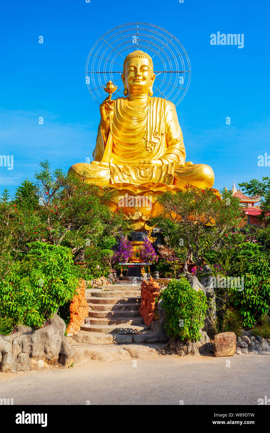 La statue du Bouddha d'Or ou Thien Vien Van Hanh dans Dalat city au Vietnam Banque D'Images