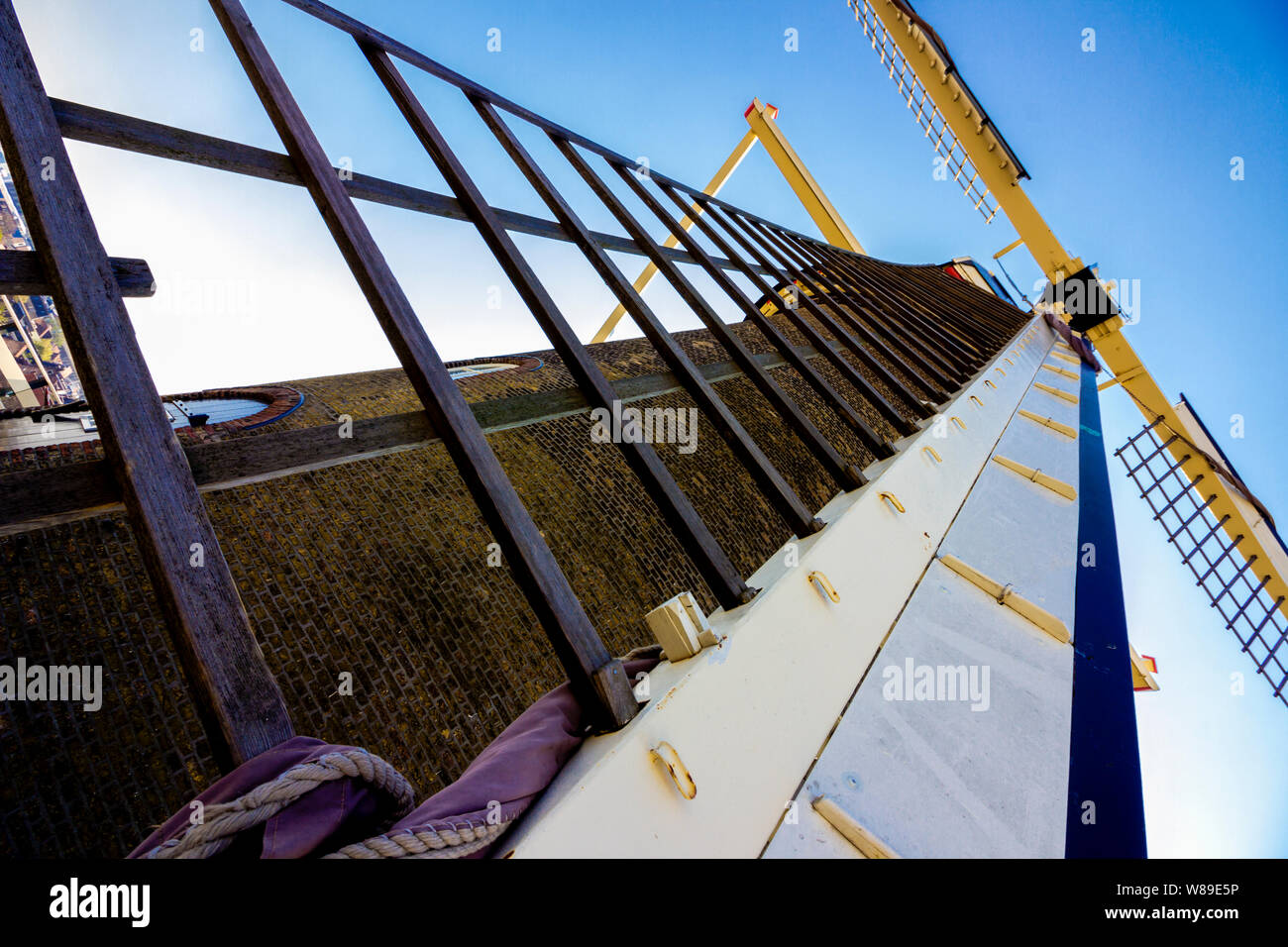 Leiden, Hollande, Pays-Bas, Avril 21, 2019.vue rapprochée de l'essieu et les aubes de voile loft cap et volant du broyage de la loft Molen De Valk Banque D'Images