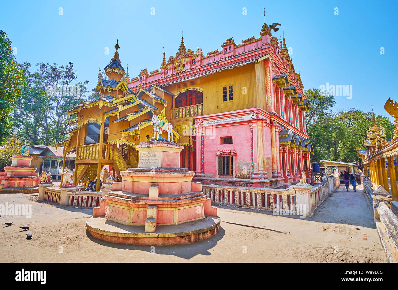 , MONYWA MYANMAR - février 22, 2018 : l'édifice monastique mauve avec de petites statue équestre au motif de la Pagode Thanboddhay, 22 février, à Mony Banque D'Images